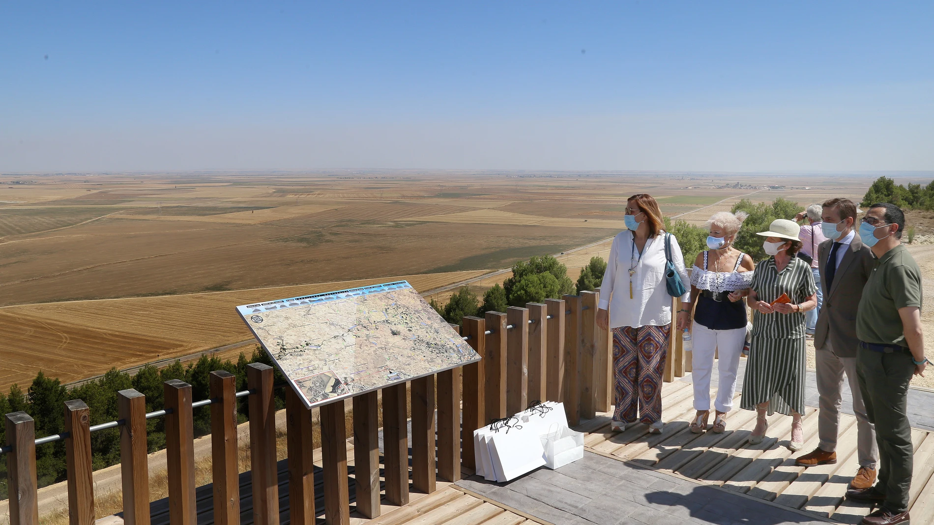 La presidenta de la Diputación, Ángeles Armisén (i); el viceconsejero de Cultura, Raúl Fernández Sobrino (2D); y la alcaldesa de la localidad, Teresa Atienza (2i), entre otros, inauguran el mirador 'Estrella de Campos', junto al castillo en la localidad de Torremormojón