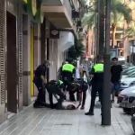 Uno de los momentos de la detención de los agentes a un hombre en Mislata