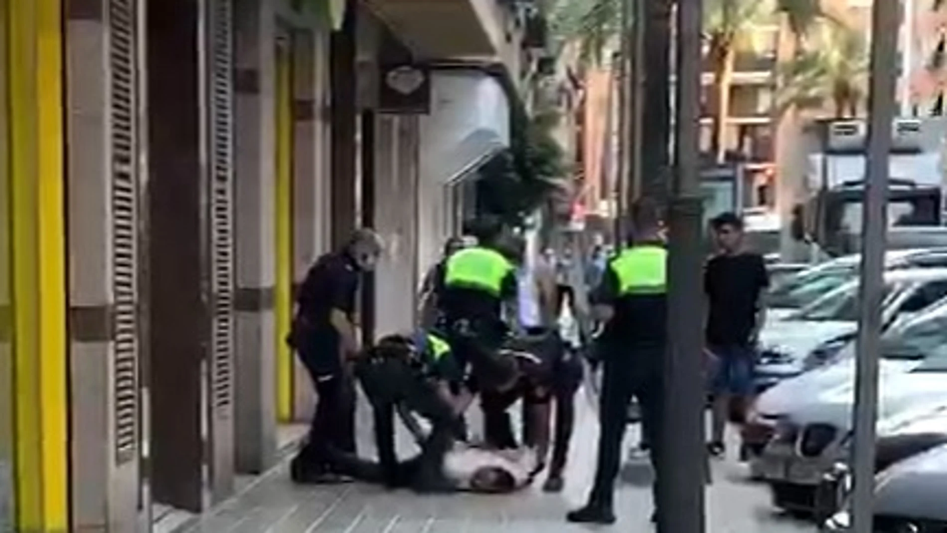 Uno de los momentos de la detención de los agentes a un hombre en Mislata