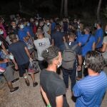 Varios de los inmigrantes que llegaron en pateras a las costas de Murcia, a su llegada al albergue del hotel Cenajo, donde van a pasar la cuarentena al haber estado en contacto con otros inmigrantes con covid-19.