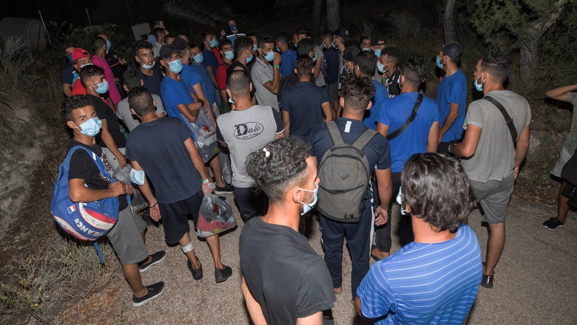 Varios de los inmigrantes que llegaron en pateras a las costas de Murcia, a su llegada al albergue del hotel Cenajo, donde van a pasar la cuarentena al haber estado en contacto con otros inmigrantes con covid-19.