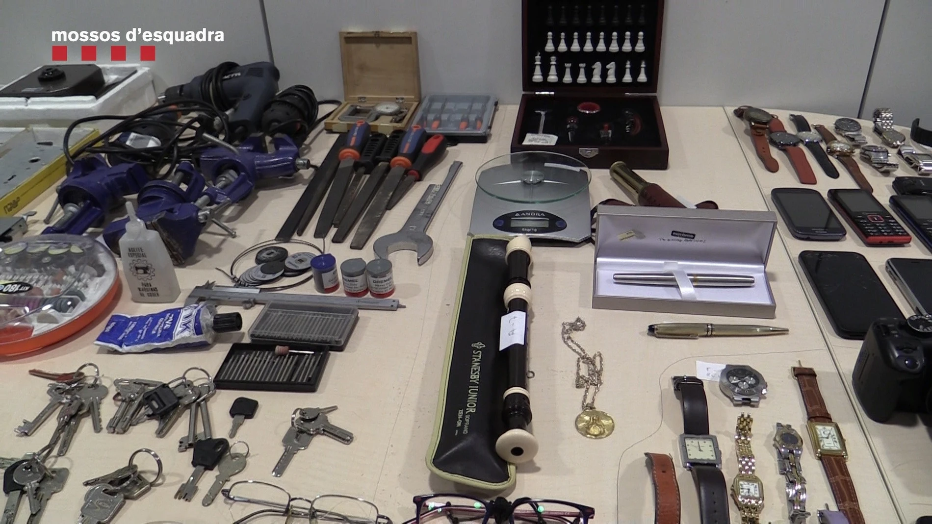 Sucesos.- Desarticulan un grupo que robaba con fuerza en domicilios de Barcelona