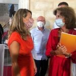 La presidenta de CAEB, Carmen Planas, junto a la ministra de Trabajo y Economía Social, Yolanda Díaz, este sábado en el Consolat de Ma, en Palma