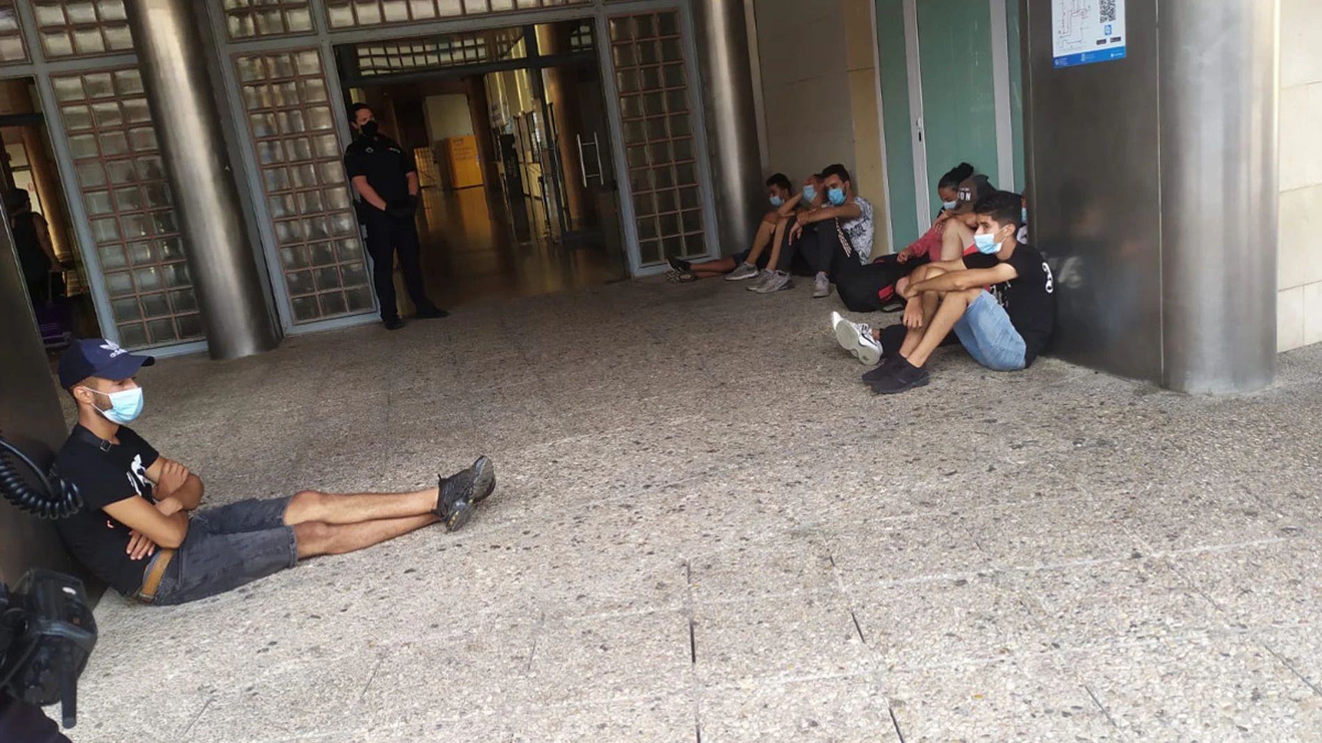 La vicealcaldesa de Cartagena, Noelia Arroyo, critica la falta de medios de seguridad por parte de la Delegación del Gobierno, que ha provocado la fuga de 59 inmigrantes