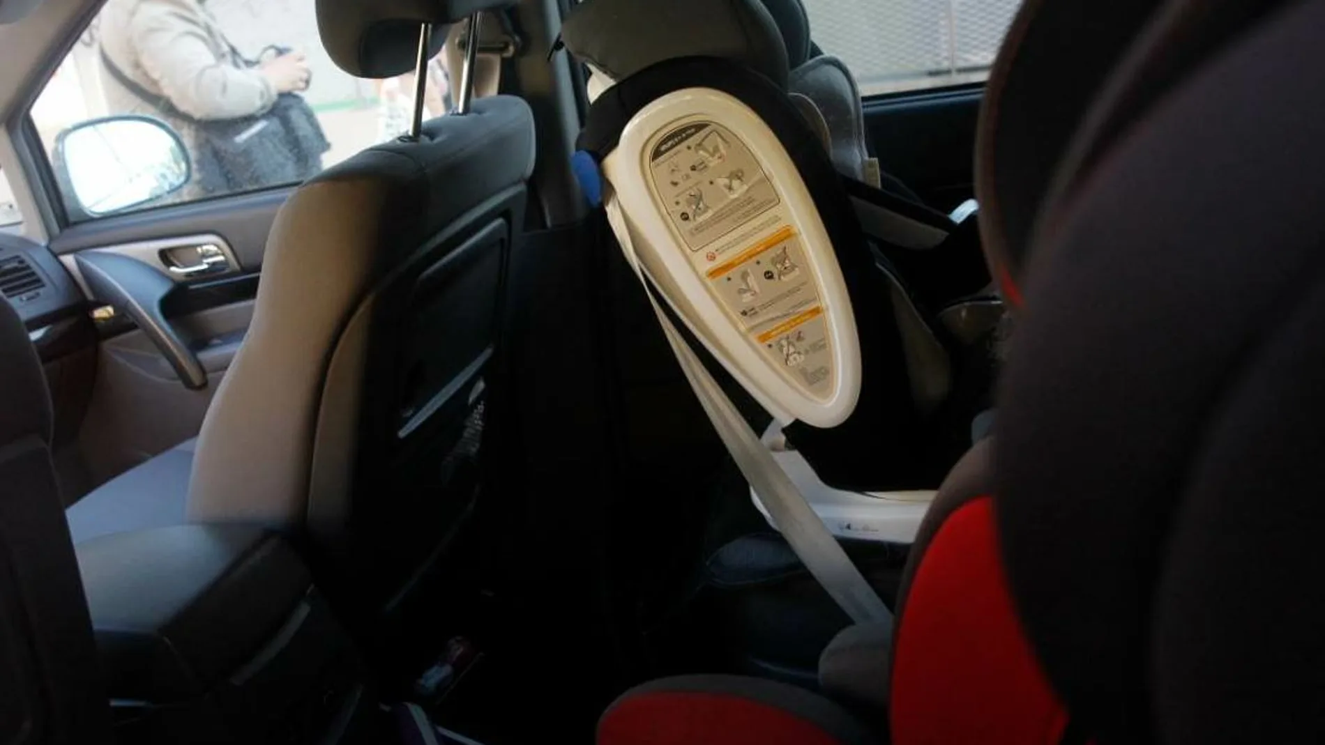 Dejar dentro del coche a un niño durante más de 10 minutos dispara las probabilidades de que sufra un golpe de calor, incluso con las ventanillas bajadas.