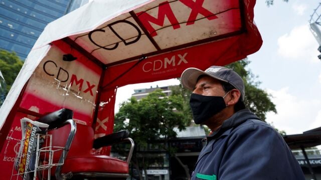 MEX4991. CIUDAD DE MÉXICO (MÉXICO), 02/08/2020.- El lustrador de zapatos, Jesús Herrera, habla durante una entrevista con Efe en el marco de la Nueva Normalidad durante la pandemia por la COVID-19, el pasado 31 de julio en Ciudad de México (México). Tras cinco meses de pandemia y dos de "nueva normalidad", el brote sigue en ascenso y la actividad económica en caída en México, donde trabajadores se debaten entre el temor al contagio y la falta de ingresos. EFE/José Méndez
