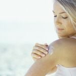 La protección solar es esencial en verano pero debemos utilizarla durante todo el año.