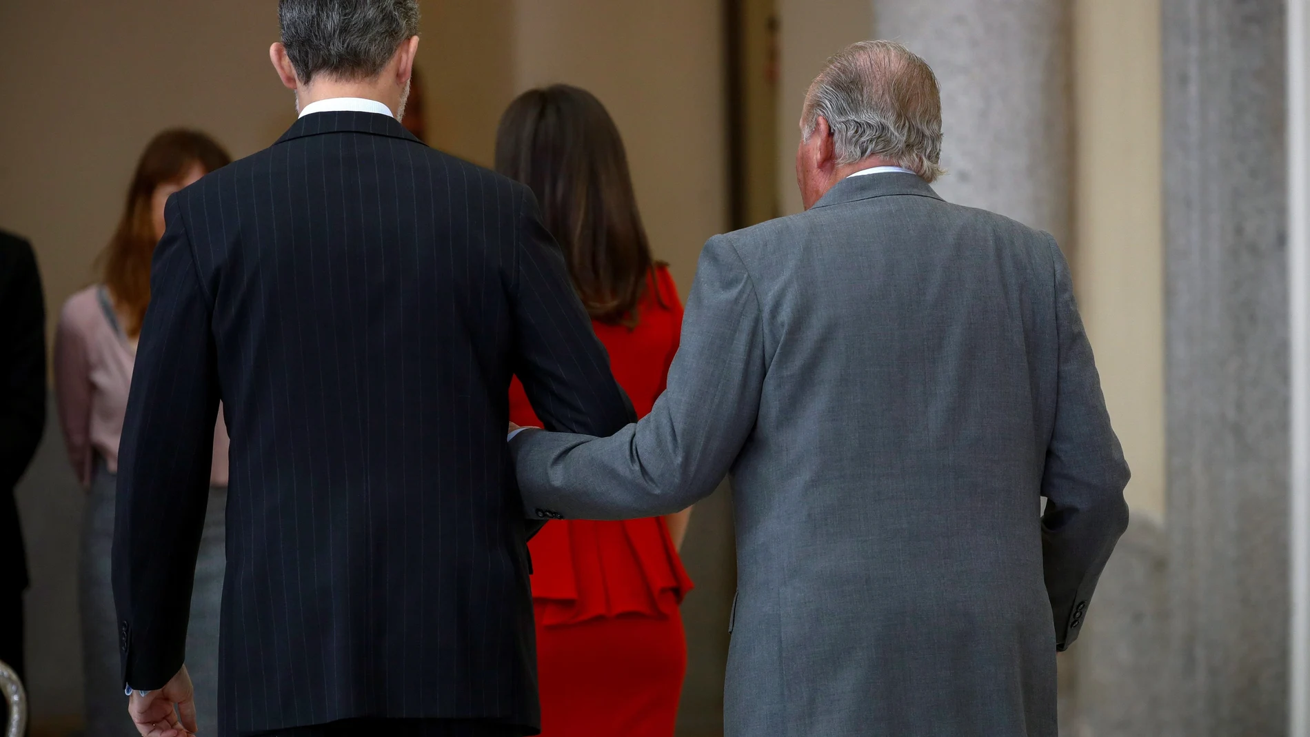 El Rey Felipe (i) y el Rey emérito a la llegada a la ceremonia de entrega de los Premios Nacionales del Deporte 2017 que ha tenido lugar en el Palacio de El Pardo.