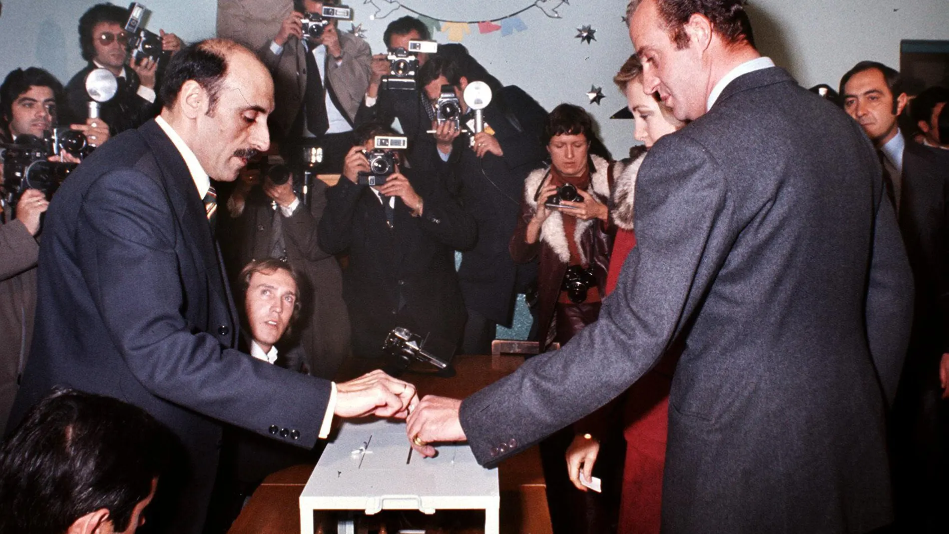 MD-04 El próximo miercoles, día 22 de noviembre, se cumple el 25 aniversario de la proclamación de Don Juan Carlos I como Rey de España. En la foto de archivo (15-12-76) Don Juan Carlos votando en el Referéndum de la Ley para la Reforma Política. EFE-ARCHIVO/OLEGARIO PEREZ DE CASTRO