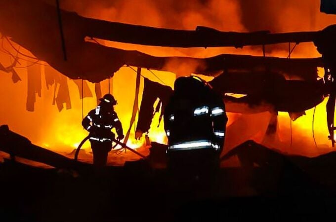 ES7001. SAN JUAN OPICO (EL SALVADOR) 2/08/2020- Fotografía cedida por la Presidencia de El Salvador. El Gobierno de El Salvador evacuó la noche de hoy domingo a los pobladores de una zona afectada por la contaminación con plomo en el centro del país tras registrarse un incendio donde funcionó una fabrica de baterías, informó el ministro de Gobernación, Mario Durán. EFE/Presidencia El Salvador /SÓLO USO EDITORIAL / NO VENTAS