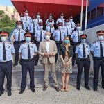 El conseller de Interior, Miquel Buch, y la alcaldesa de Santa Coloma de Gramenet, Núria Parlon, junto a los 13 nuevos agentes de Mossos d'Esquadra en prácticas en la ciudad.