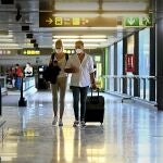 GRAF8414. MADRID, 03/08/2020.- Varios turistas caminan por la terminal 4 del Aeropuerto de Barajas cuyos vuelos han descendido en comparación con los registrados en estas mismas fechas el pasado año, a causa de la pandemia. EFE/ Fernando Villar