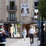 Varias personas protegidas con mascarilla caminan por Aranda de Duero (Burgos)