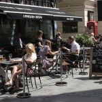 "Se necesitan clientes", se puede leer en este letrero de un pub del centro de Londres