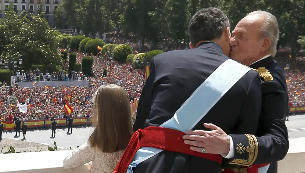 El Rey Felipe VI saluda a don Juan Carlos desde el balcón central del Palacio de Oriente donde han saludado a los ciudadanos que se han congregado para rendirles homenaje, tras el acto de proclamación celebrado en el Congreso de los Diputados