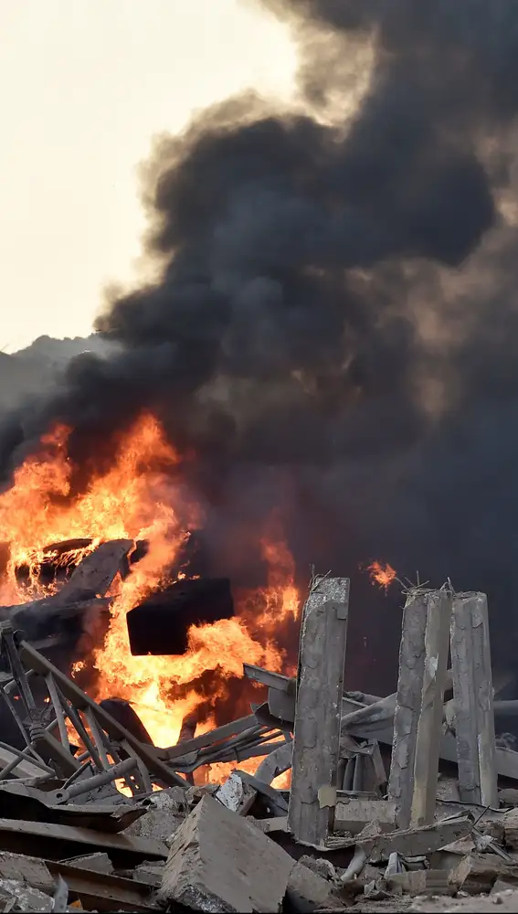 El incendio tras una explosión en un almacén de la zona del puerto de Beirut