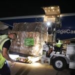 Llegada del avión con los 300 respiradores que se repartirán por toda España.
