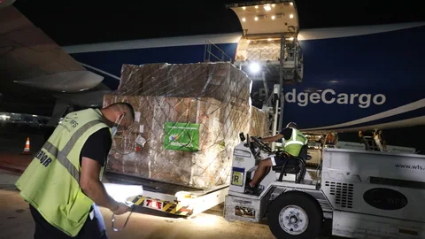 Llegada del avión con los 300 respiradores que se repartirán por toda España.