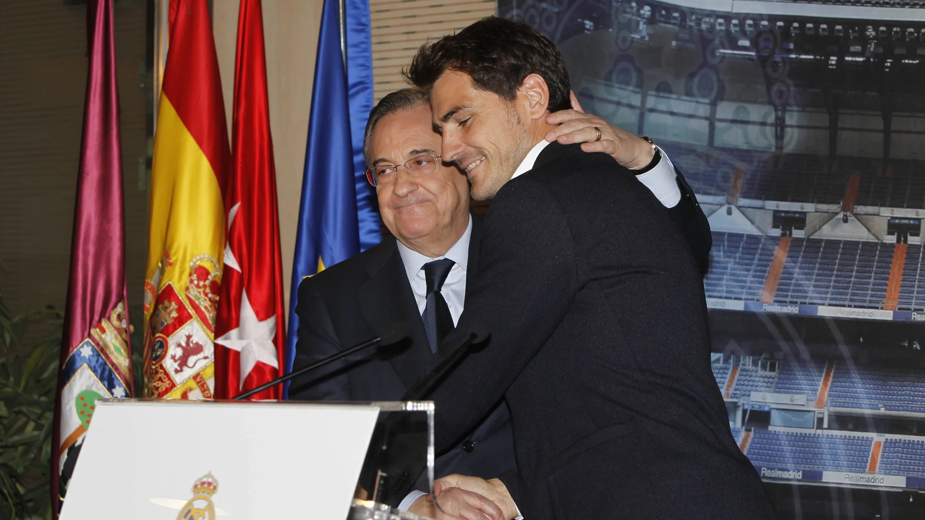 Iker Casillas anuncia su retirada. En la imagen junto a Florentino Pérez.