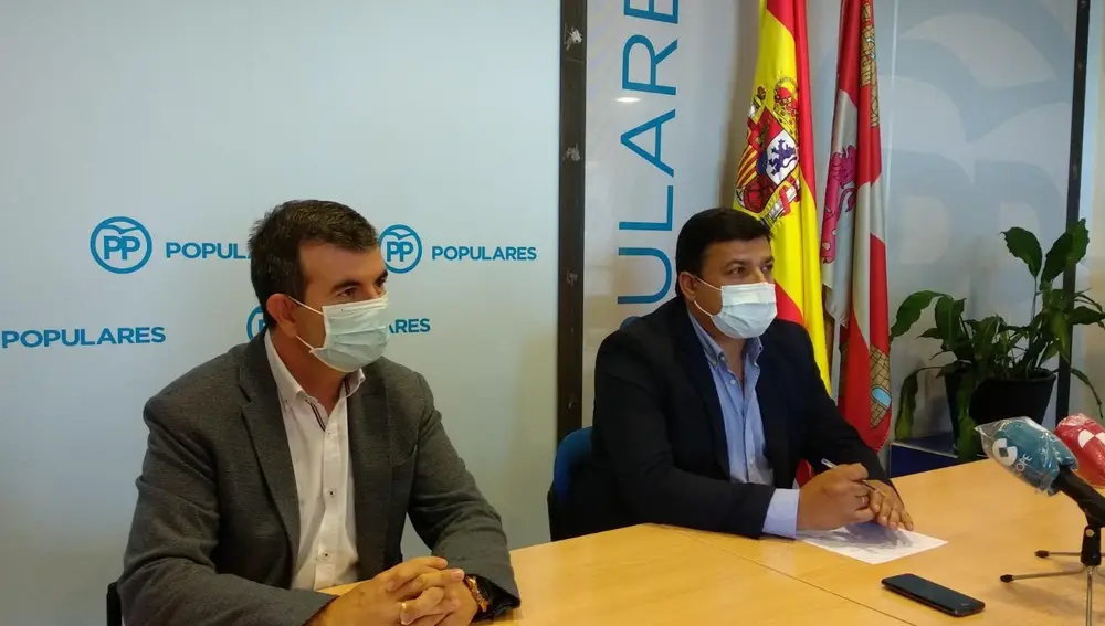 El presidente del PP de Ávila, Carlos García, y el secretario, Juan Pablo Martín.PP ÁVILA.04/08/2020