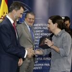 El líder de Podemos, Pablo Iglesias, (dch), saluda al rey Felipe VI y le entrega una colección de juego de tronos durante la visita del monarca a la Eurocámara en Bruselas, en un día en el que el Rey dedica a conocer las principales instituciones europeas y en la que tendrá oportunidad de saludar a los europarlamentarios españoles.