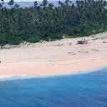 Tres hombres que se quedaron varados en Pikelot, una remota isla del Pacífico, fueron auxiliados por las autoridades australianas y estadounidenses después de que se detectara una enorme señal de auxilio escrito en la arena