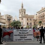 La Asociación de Ganaderos de Bous al Carrer de la Comunitat, junto a AVA-ASAJA y LA UNIÓ de Llauradors, se concentra para reclamar a la Generalitat medidas de auxilio que eviten el sacrificio de más animales debido a la cancelación de festejos taurinos por la covid-19.