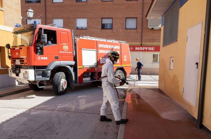 Los Bomberos de la Diputación de Valladolid desinfectan las calles de Íscar