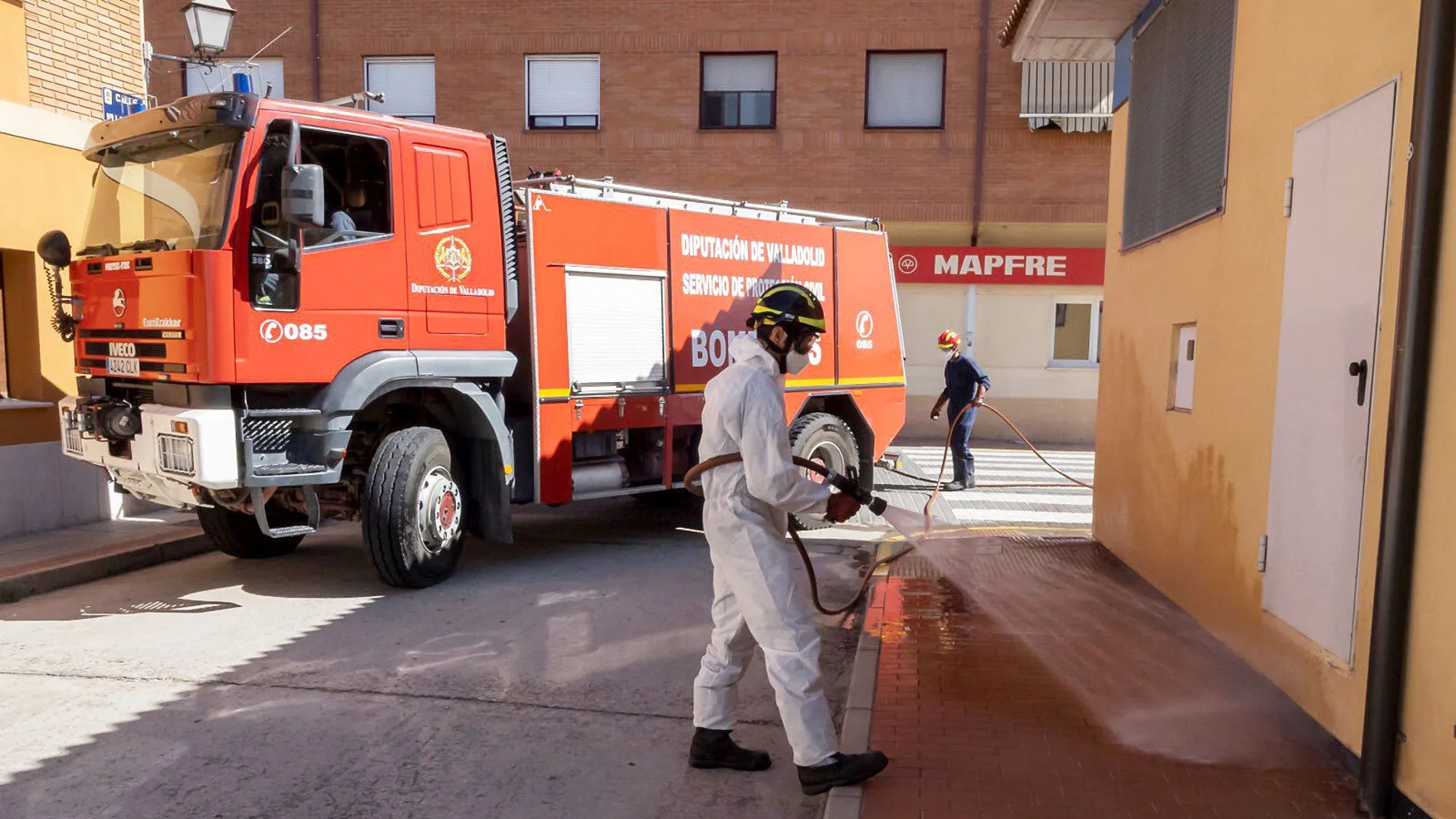 Los Bomberos de la Diputación de Valladolid desinfectan las calles de Íscar