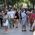 Gente con mascarilla por Madrid
