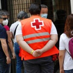 Un grupo de psicólogos de la Cruz Roja acompañan a los familiares del detenido y del fallecido