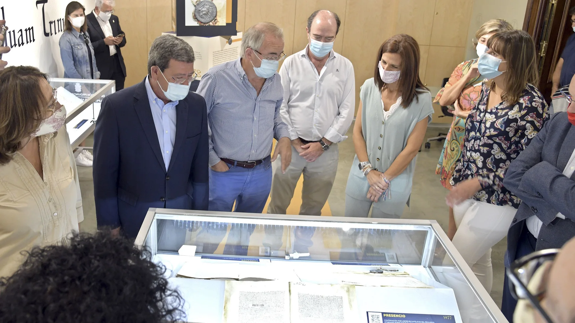 El presidente de la Diputación de Burgos, César Rico, inaugura la exposición "Cuando la costumbre se hace norma" en la Sala de Exposiciones del Consulado del Mar de Burgos
