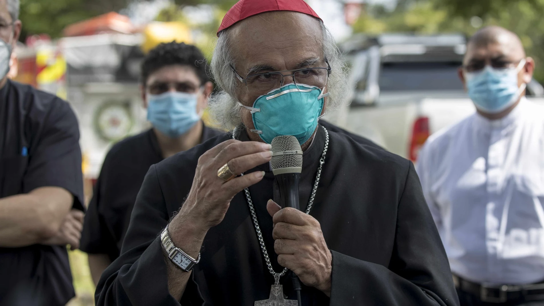 El cardenal de Nicaragua, Leopoldo Brenes, se dirige a los fieles y la Prensa tras el incendio en la Capilla de la Sangre de Cristo en la Catedral Metropolitana de Managua el pasado viernes
