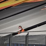 Un operario, con mascarilla, en la grada vacía del estadio del Schalke