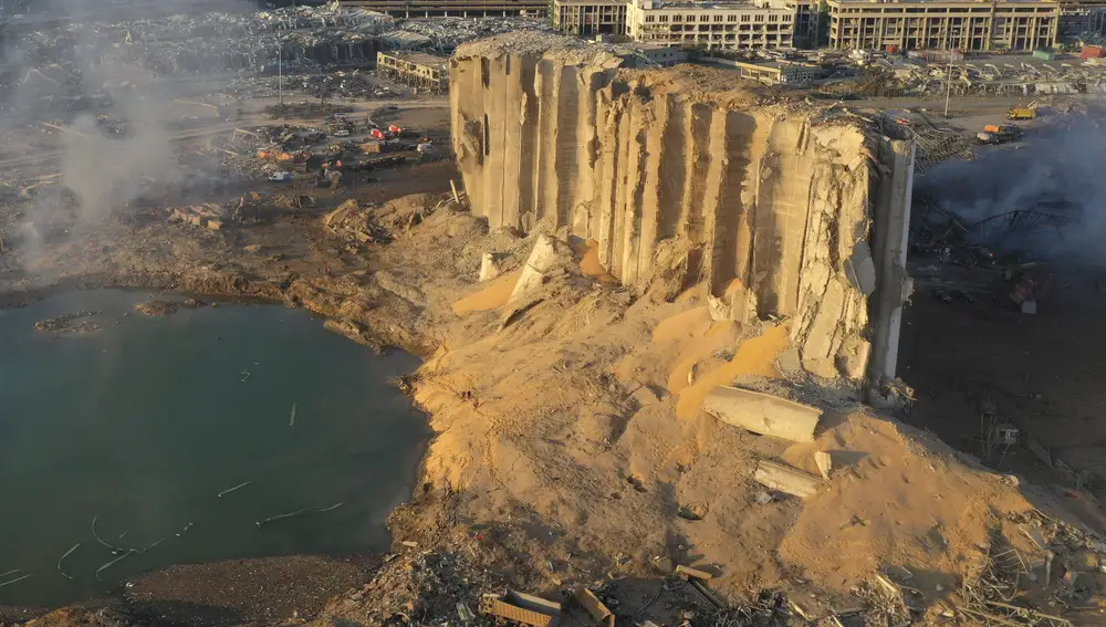 Imagen realizada desde un dron en la que se muestra los silos destruidos del puerto, tras la explosión