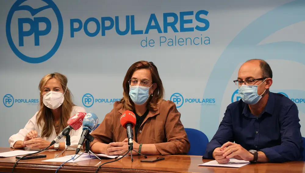 El PP de Palencia presenta una iniciativa para el proyecto cultural 'Campos del Renacimiento' dirigida al Gobierno de España Los senadores nacionales del PP, Jorge Domingo Martínez Antolín (D) y Carmen Fernández Caballero (I), acompañados de la presidenta del Partido, Ángeles Armisen, presentan una iniciativa dirigida al Gobierno de España vinculada al proyecto cultural 'Campos del Renacimiento'