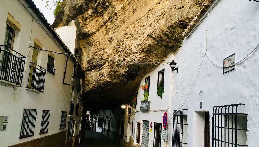 La roca situada sobre la calle Cuevas de Sombra hace un espectáculo impresionante.