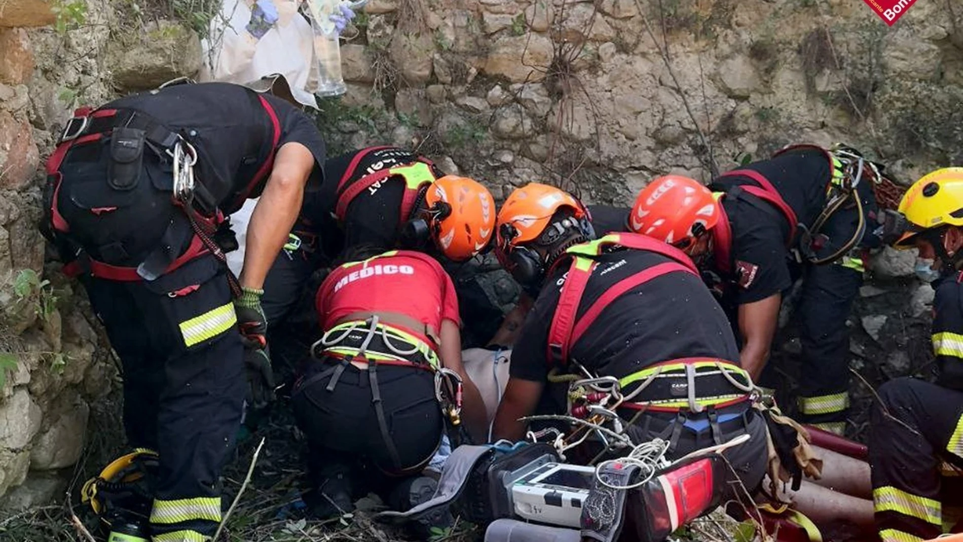 Alicante.- Sucesos.- Rescatan a un hombre tras caerse desde ocho metros en la partida del Molí del Salt en Benilloba