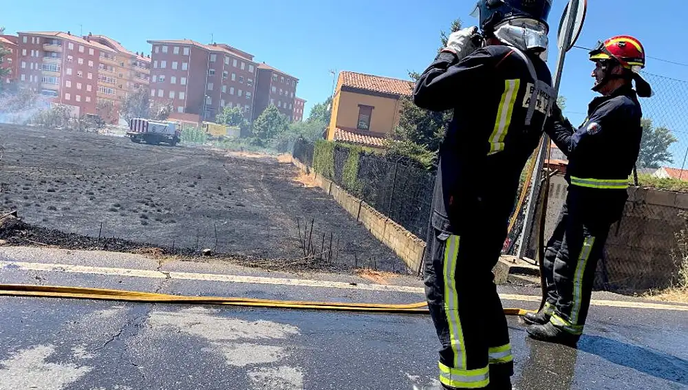 Bomberos sofocan las llamas