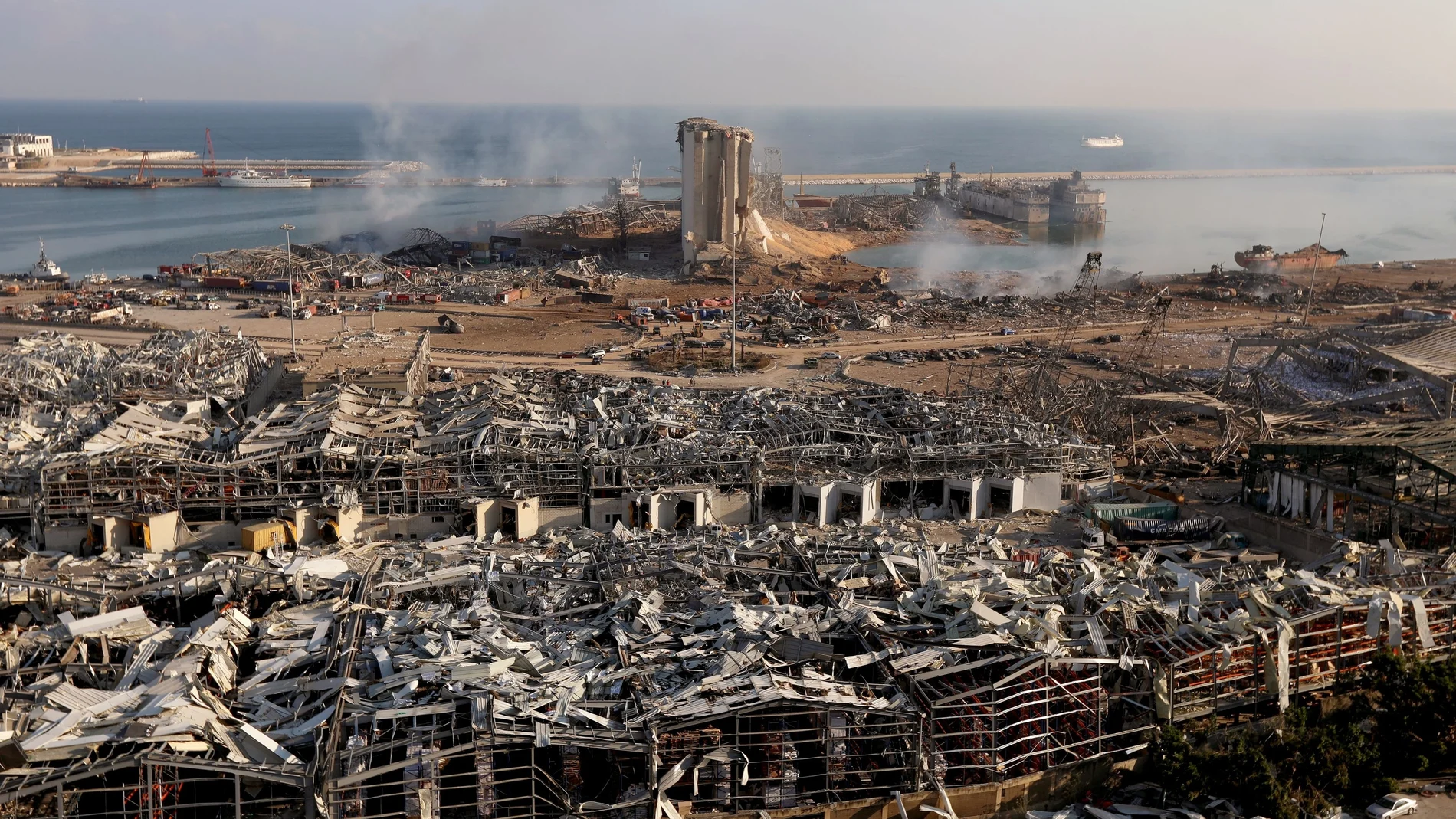 Imagen general de cómo ha quedado el puerto de Beirut tras la deflagración