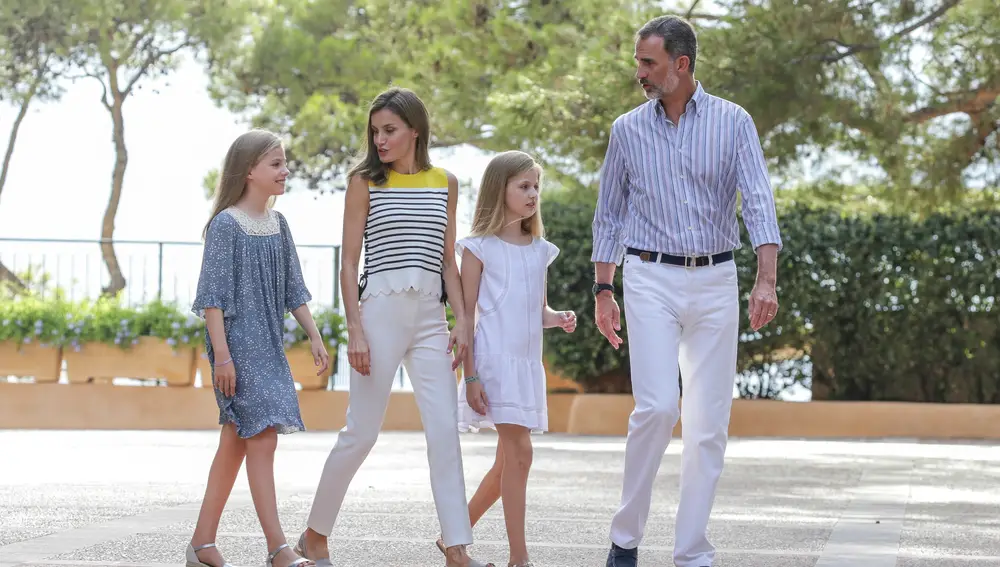 El rey Felipe y la Reina Letizia con la princesa Leonor y la infanta Sofía durante el posado de verano en el Palacio de Marivent. Julio de 2017
