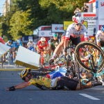 Dylan Groenewegen, en el suelo después de la caída que él mismo provocó y que tiene a su compatriota Jakobsen en coma