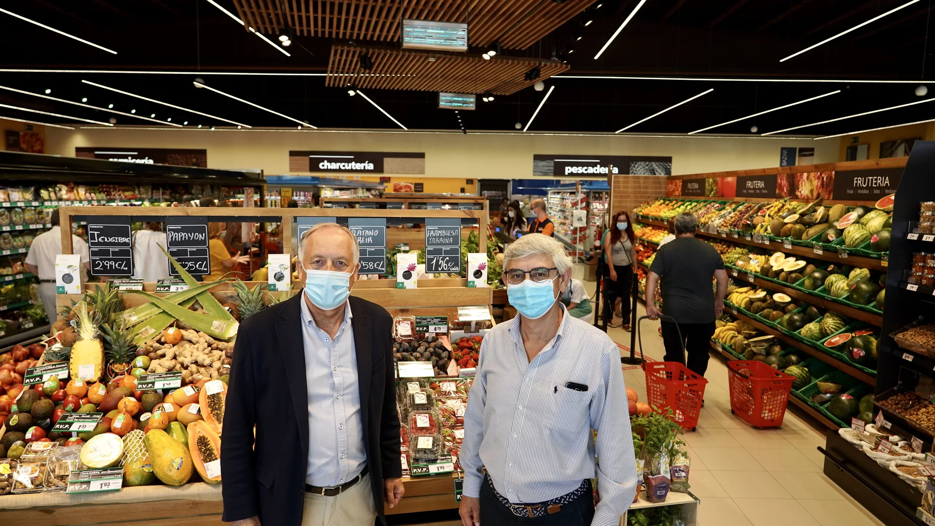 el delegado de GADISA en Castilla y León, José Daniel Posadas, y el director de Comunicación, José Luis Fernández Astray, en la inauguración del nuevo supermercado de Gadis en Valladolid