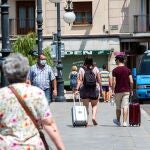 Varias personas caminan este jueves por una calle de Aranda de Duero