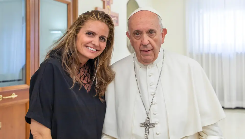 Sandra y El Papa Francisco. Foto: Starlite