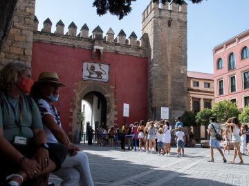 Cola de turistas en los Reales Alcázares de Sevilla, uno de los principales monumentos de Andalucía. Raúl Caro/ Efe