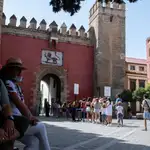 Cola de turistas en los Reales Alcázares de Sevilla, uno de los principales monumentos de Andalucía. Raúl Caro/ Efe