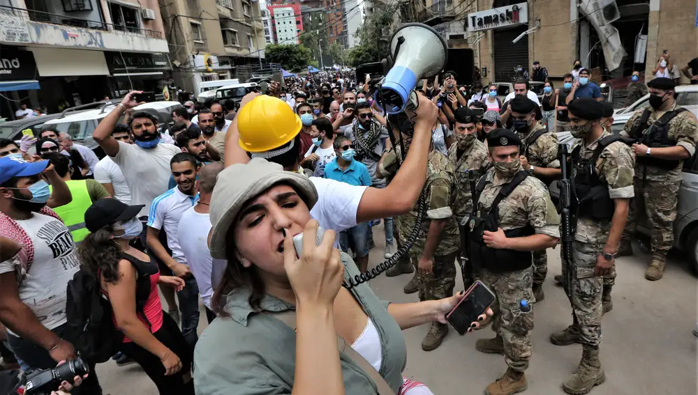 Un grupo de voluntarios grita consignas contra el Gobierno de Líbano