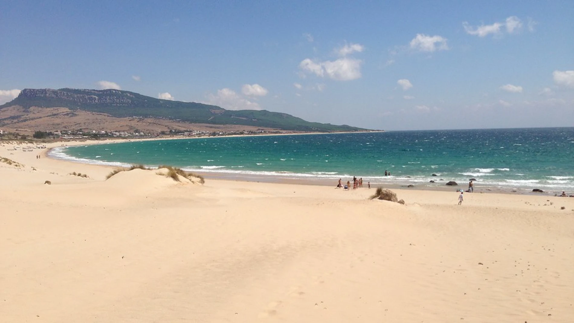 La playa de Bolonia, en Cádiz, es una de las más visitadas en verano