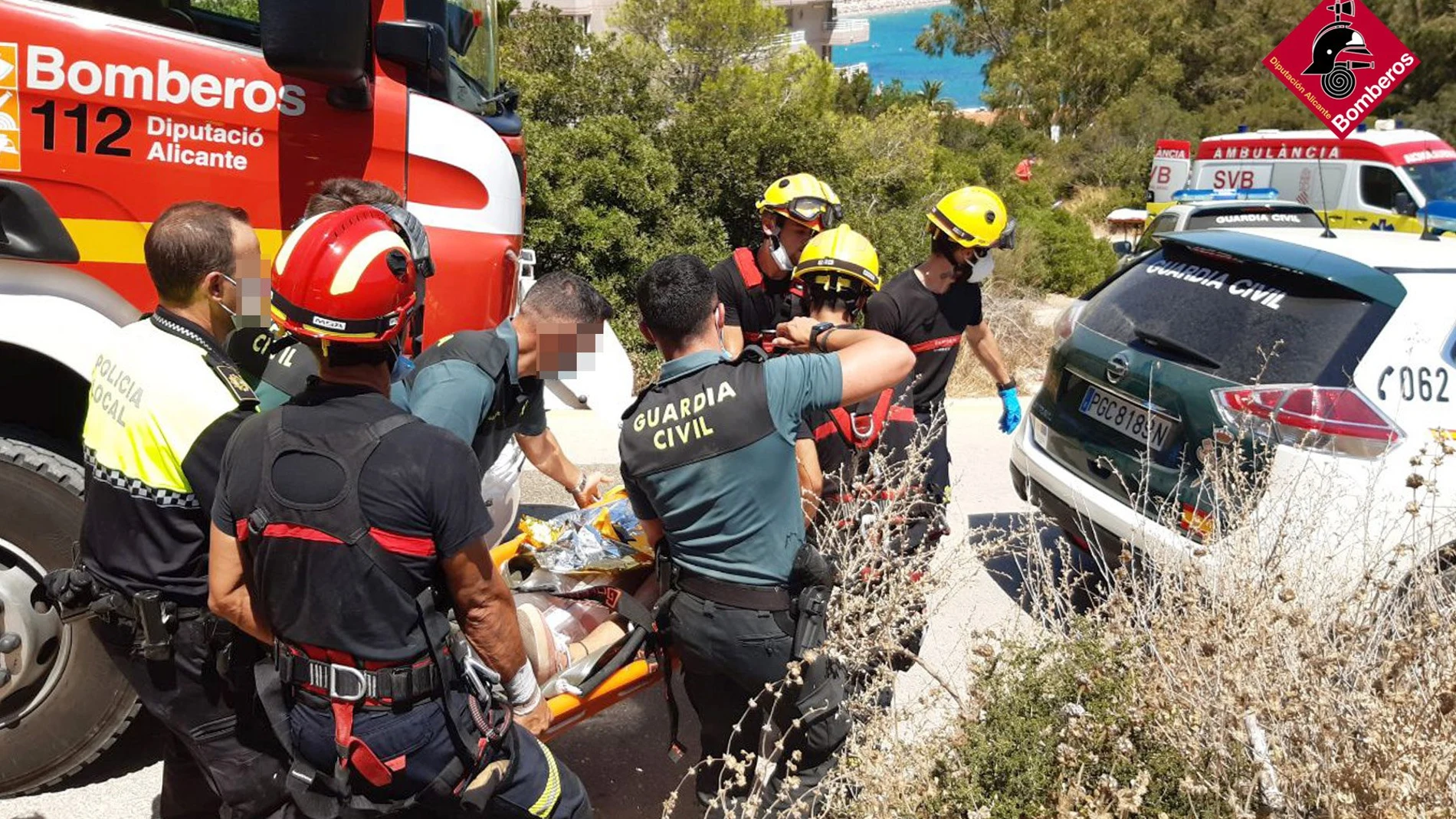 La Guardia Civil y los bomberos rescataron al senderista